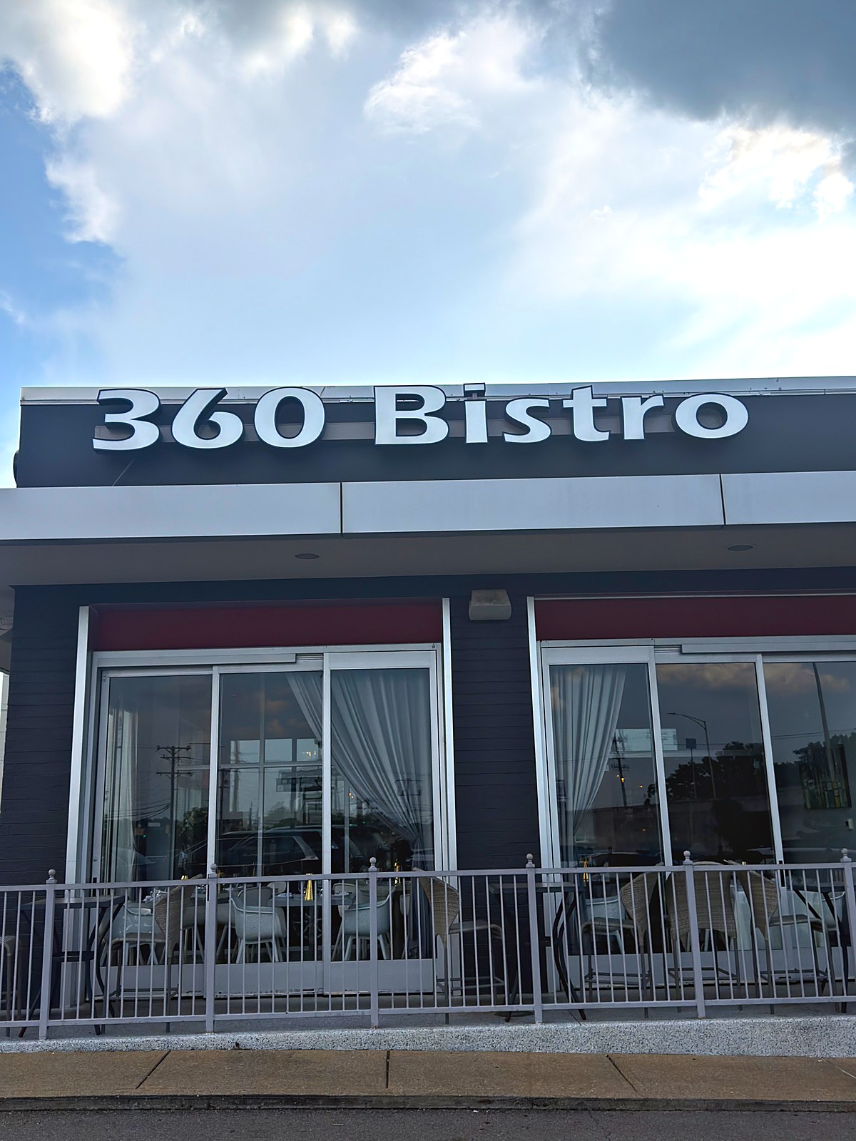 Storefront and covered patio at 360 Bistro on Highway 100 near Belle Meade